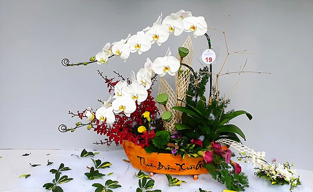 Trang trí sự kiện với những cành hoa lan hồ điệp Trang trí sự kiện với những cành hoa lan hồ điệp